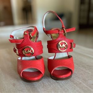 Like brand new Michael Kors heels, size 6. Color is a mix between red & orange.